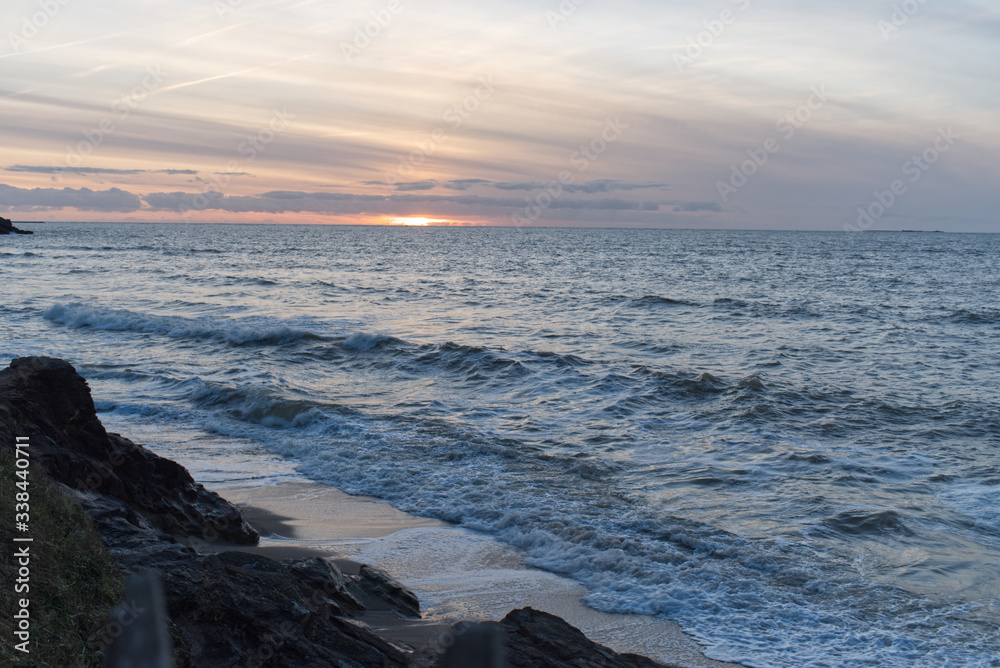 Coucher de soleil magnifique à Piriac sur Mer en Loire Atlantique en Bretagne splendides et chatoyantes couleur du crépuscule Coucher de soleil magnifique à Piriac sur Mer en Loire Atlantique en Bretagne splendides et chatoyantes couleur du crépuscule