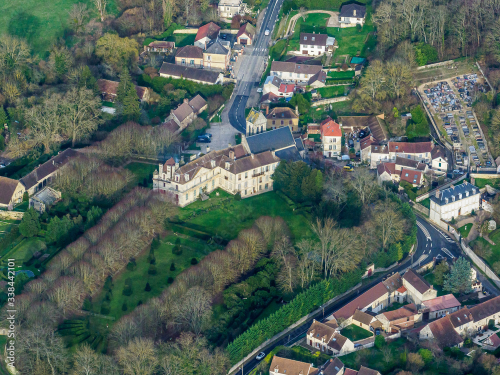 vue aérienne du château d'AMbleville dans le Val d'Oise en France