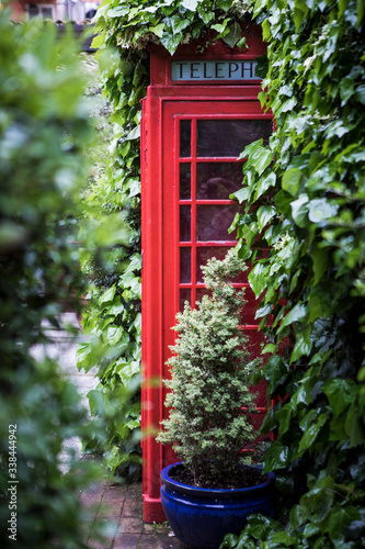 cabina telefono rossa londinese