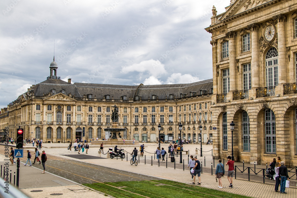 Place de la Bourse par temps nuageux (Bordeaux, France)
