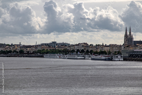 Fotografía Panorama sur Bordeaux depuis la Garonne par un temps nuageux