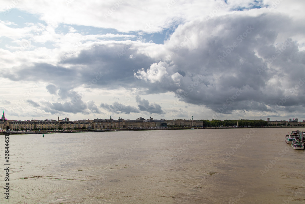 Panorama sur Bordeaux depuis la Garonne par un temps nuageux