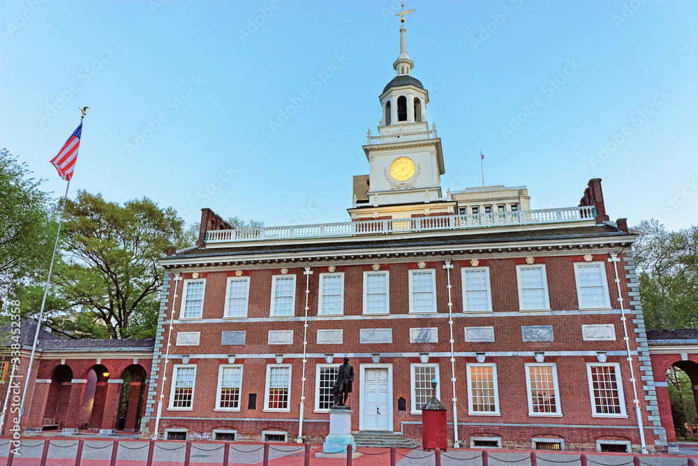 Obraz premium Independence Hall in Chestnut Street in Philadelphia in evening
