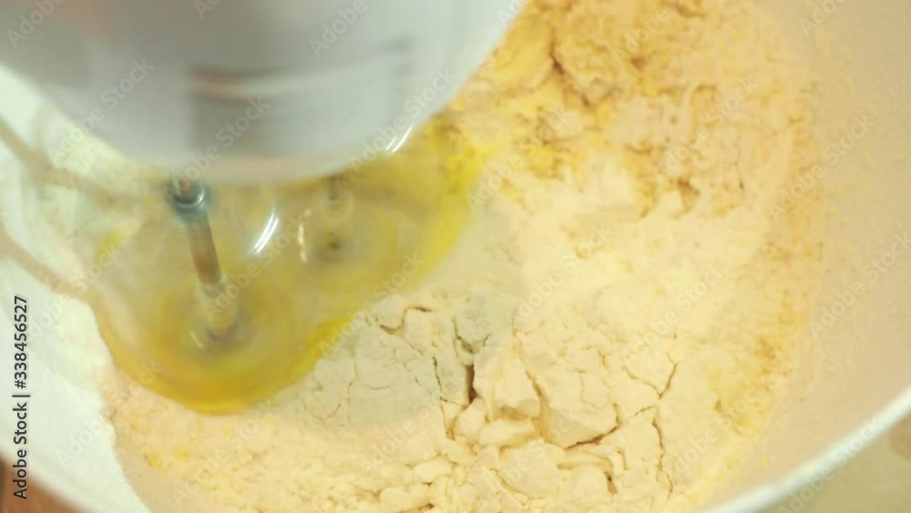 Preparando massa na batedeira