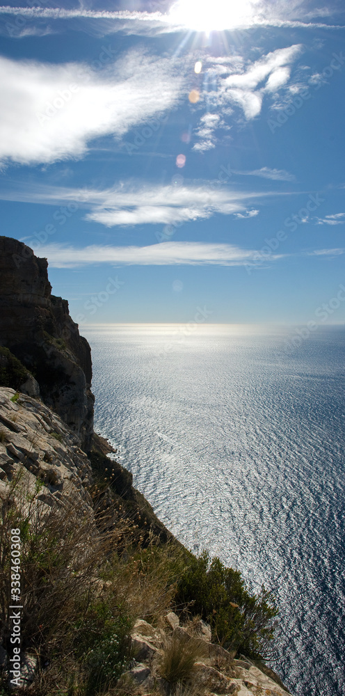 Naklejka premium Calanques-Küste bei Cassis, Meerblick im Gegenlicht