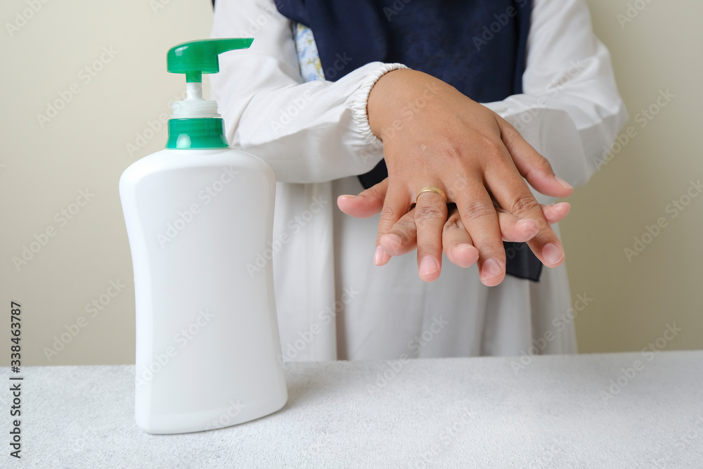 Obraz premium Washing hands by alcohol sanitizers or alcohol gel from pump bottle