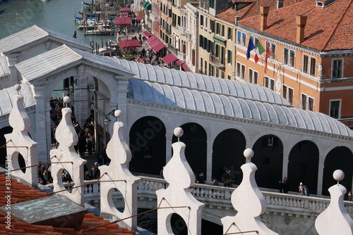 Rialto Brücke in Venedig Centro Storico mit den Zinnen des Fondaco dei Tedeschi.