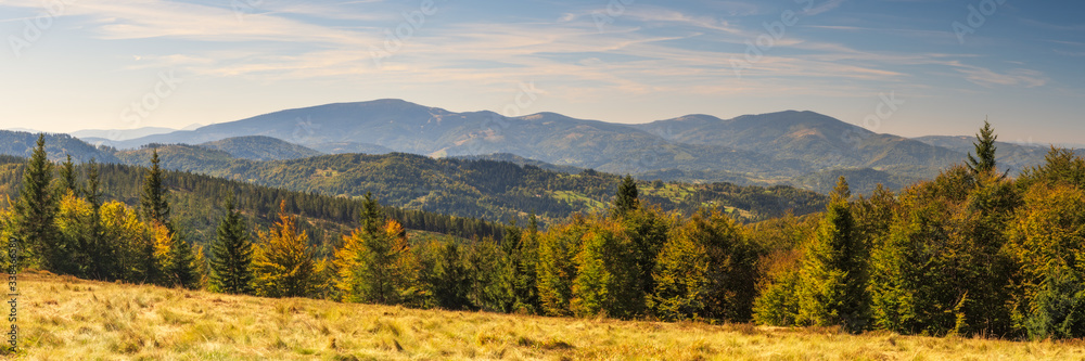 Panorama z widokiem na góry w jesiennych barwach - obrazy, fototapety, plakaty 