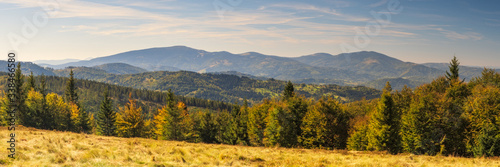 Panorama z widokiem na góry w jesiennych barwach © Dariusz