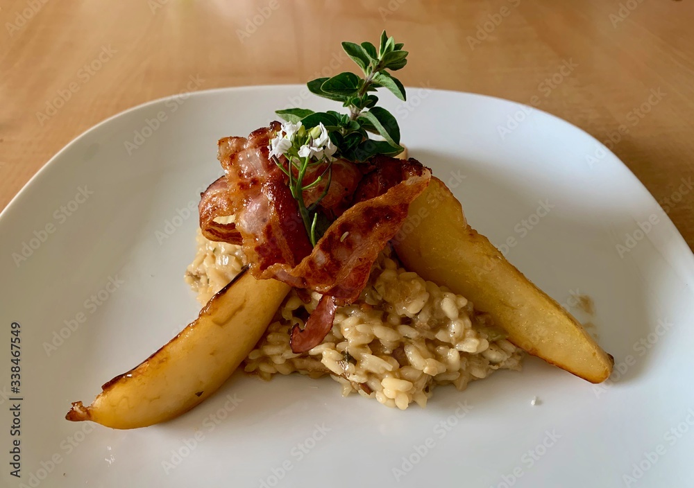 Steinpilzrisotto mit karamellisierten Birnen und Bacon