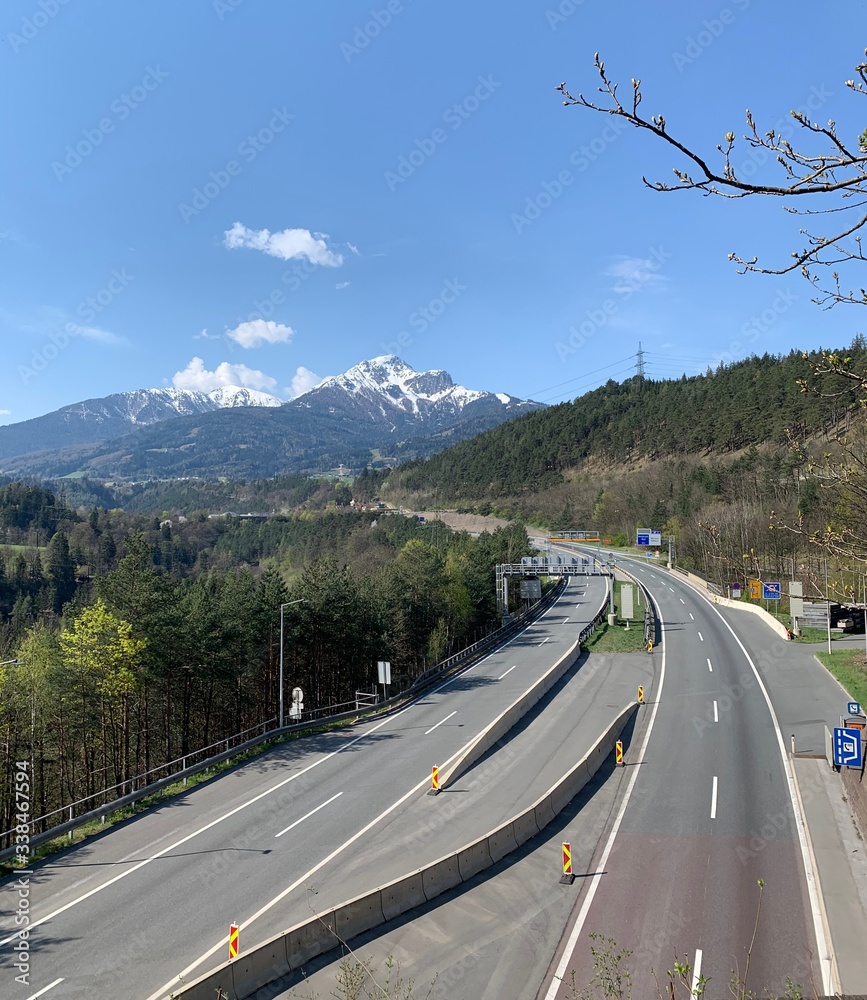 Leere Autobahn wegen Coronamaßnahmen