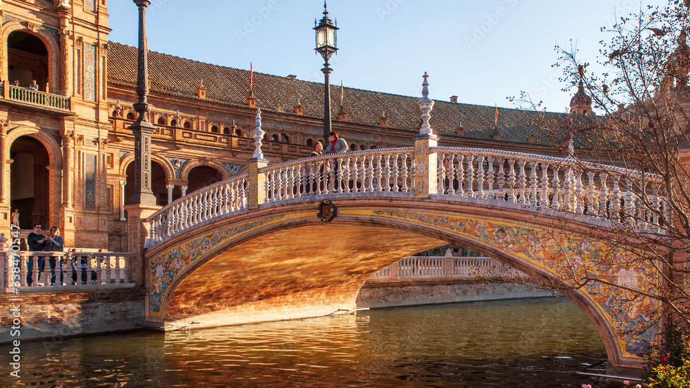 Uno de los antiguos puentes de la Plaza de España de Sevilla