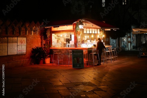 Fototapeta Naklejka Na Ścianę i Meble -  Saftkiosk im Sestiere Cannaregio in der Nacht im Centro Storico von Venedig