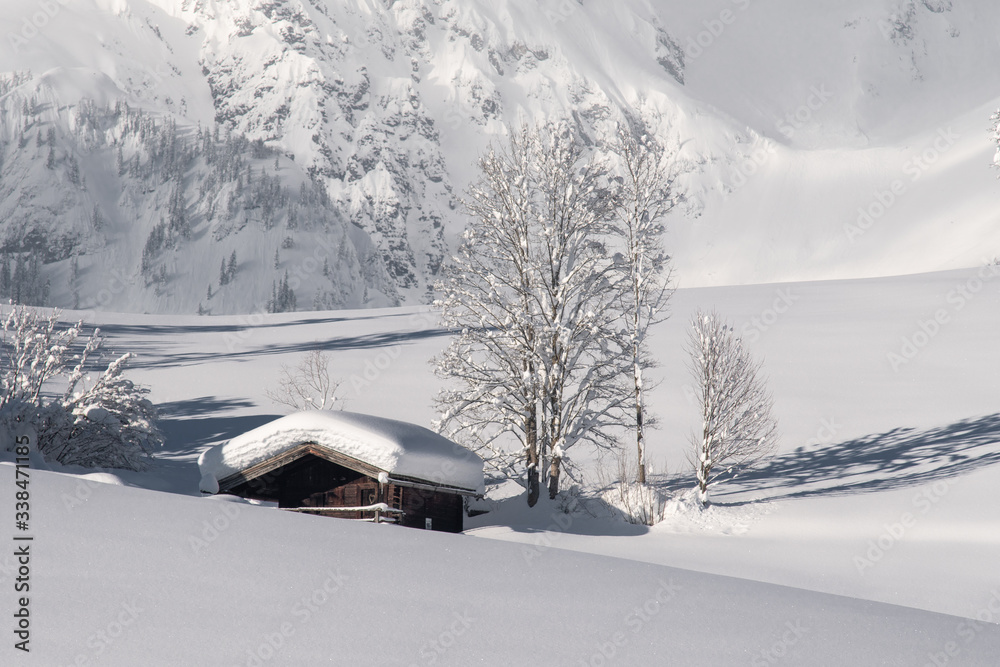 Schneelandschaft mit Skihütte und Bäumen Schneelandschaft mit Skihütte und Bäumen