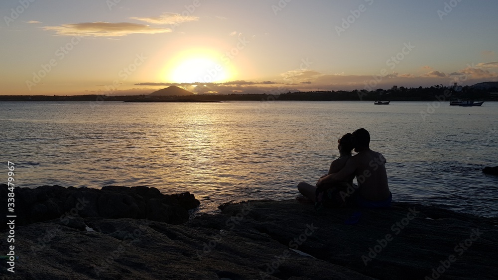 casal apaixonado, praia, pôr do sol, romântico