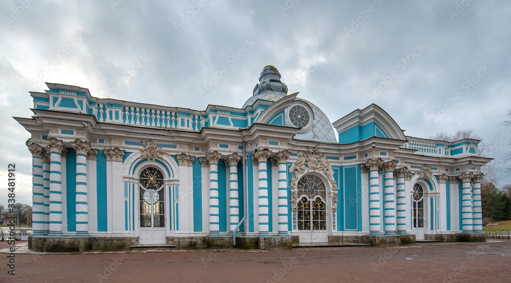 Obraz premium The Catherine Palace, located in the town of Tsarskoye Selo (Pushkin), Saint Petersburg, Russia. Tsarskoe selo, built for Empress Elizabeth by Bartolomeo Rastrelli. Russian residence of Romanov Tsars