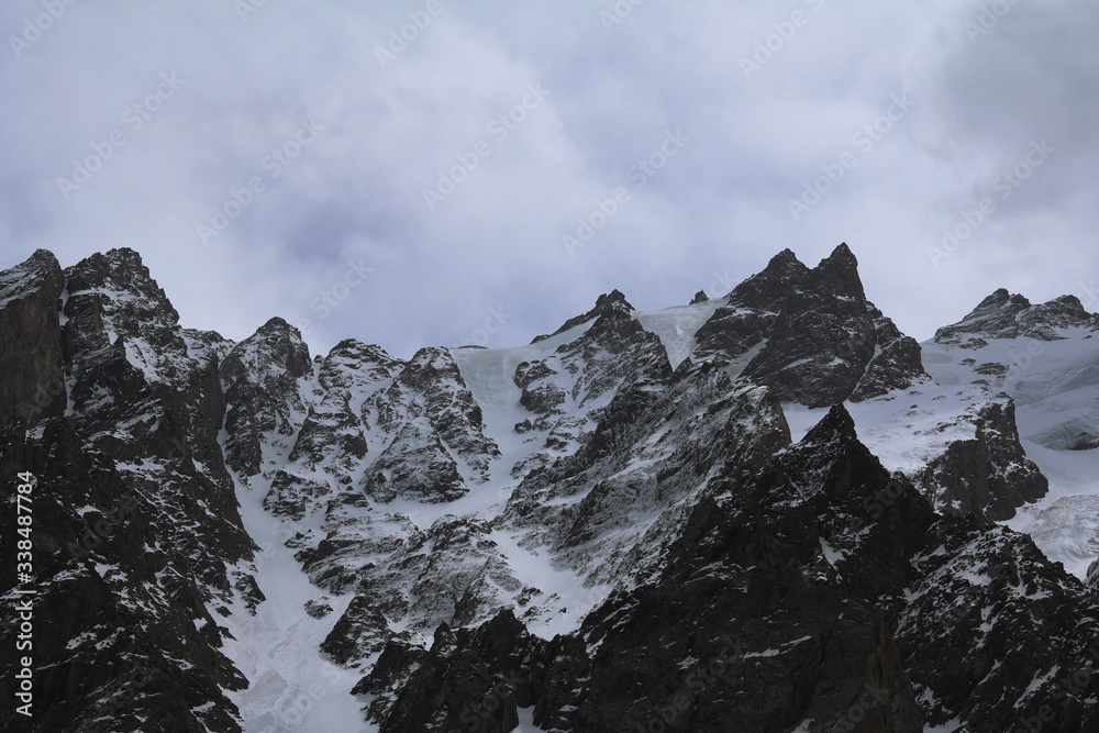 Obraz premium mountain peaks with snow