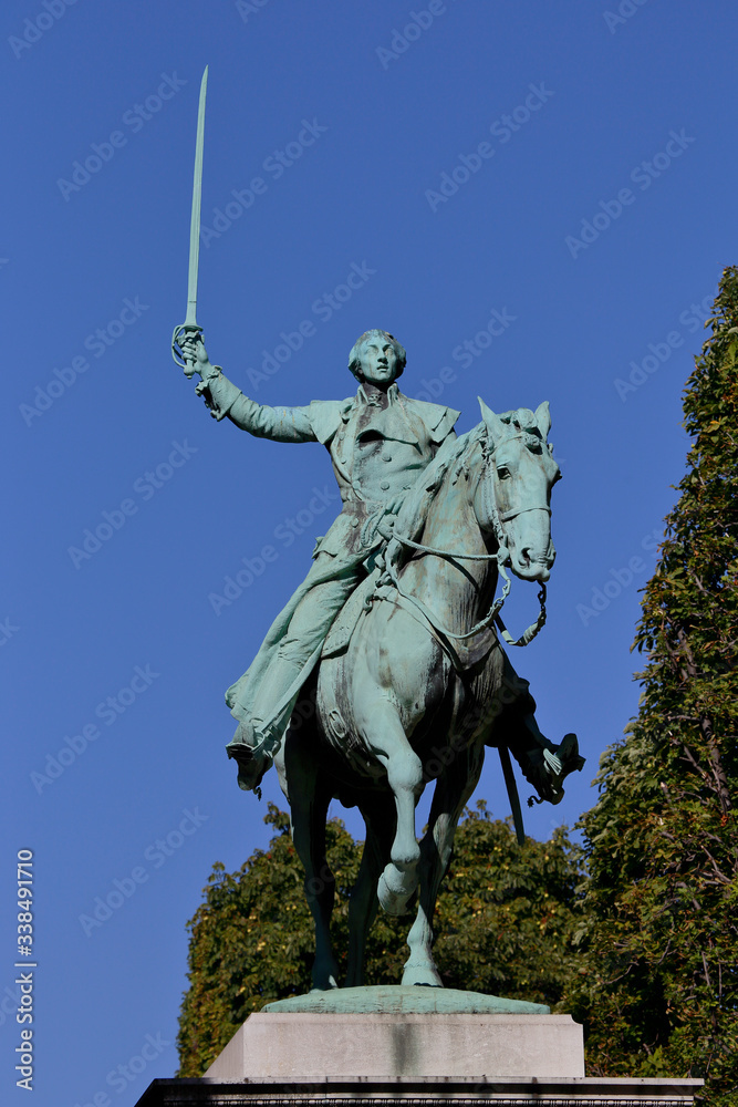 Fototapeta premium Statue of General Marquis de Lafayette in Cours la Reine, Paris, France - August 5, 2015 - honoring Founding Father of American Revolution