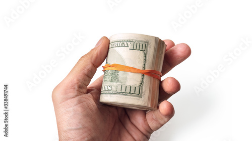 Studolarowe banknoty zrolowane i spięte gumką 