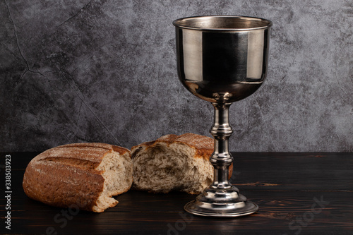 Obraz na płótnie holy communion chalice with wine and bread w salonie