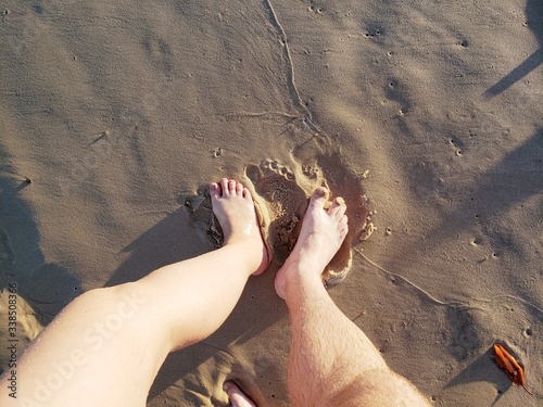 pés tortos na areia, casal,  photo