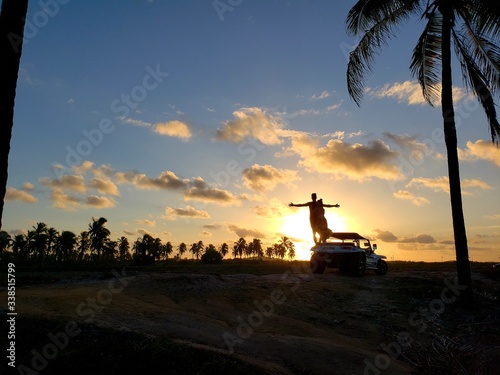 casal, apaixonado, romântico, natureza, pôr do sol, coqueiros, buggy