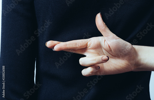 girl crossed fingers behind his back