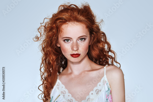 Canvastavla stunning redhead girl
