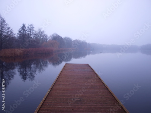 Fototapeta Naklejka Na Ścianę i Meble -  drewniany pomost nad jeziorem 