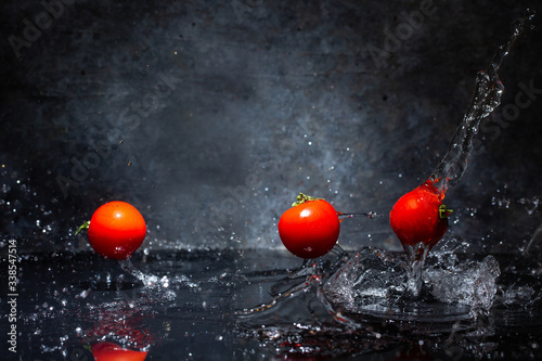 Obraz na płótnie Red tomatoes washed in water drops w salonie