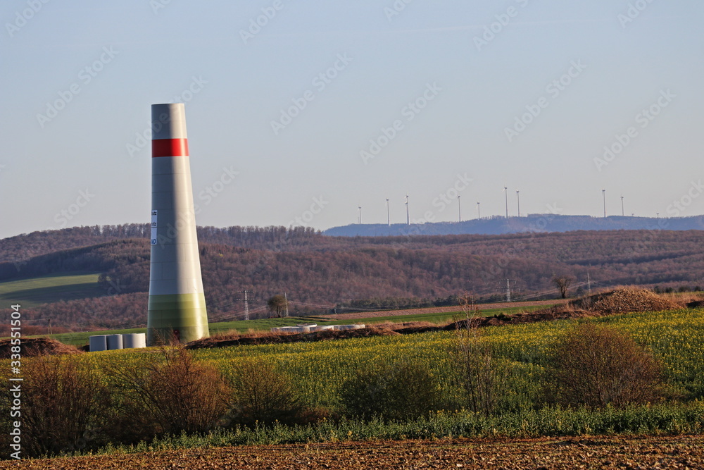 Im Bau befindliche Windkraftanlage - Energiewende (grüne Stromerzeugung)
