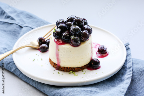 cheesecake with berries