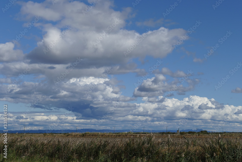 Landschaften mit Himmel und Wolken in der Camargue