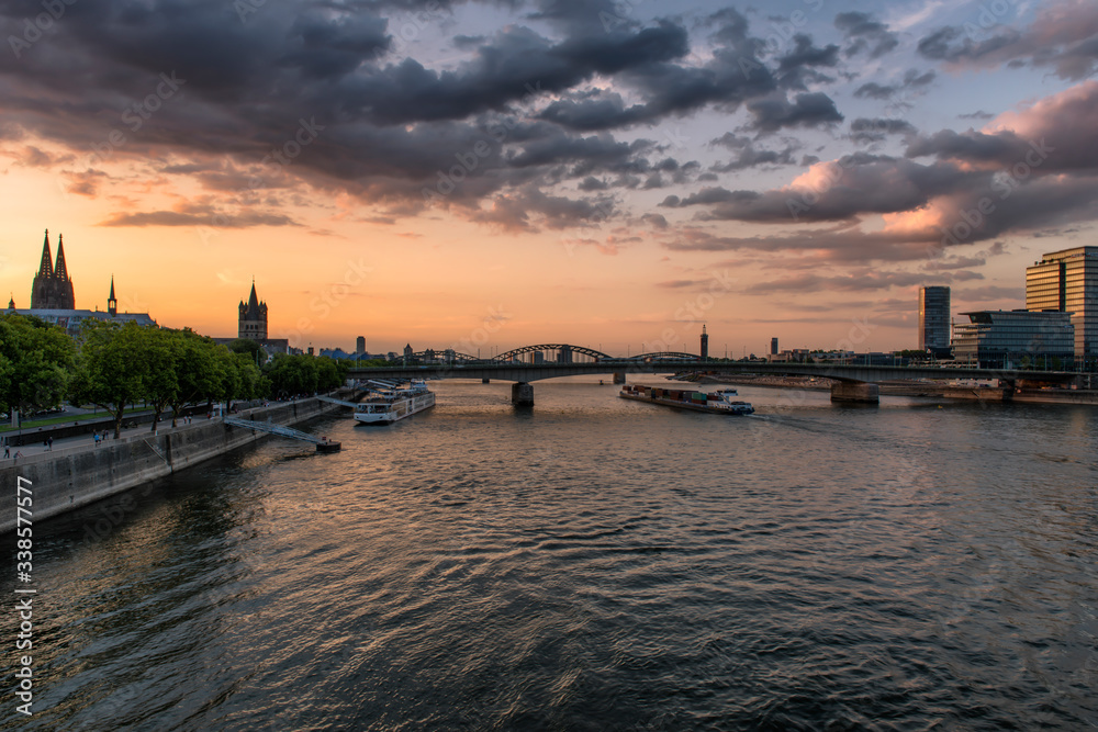 Skyline von Köln mit Kölner Dom und Hohenzollernbrücke bei Nach, Panorama of Cologne in Germany at sunset, cityscape by the Rhine.
