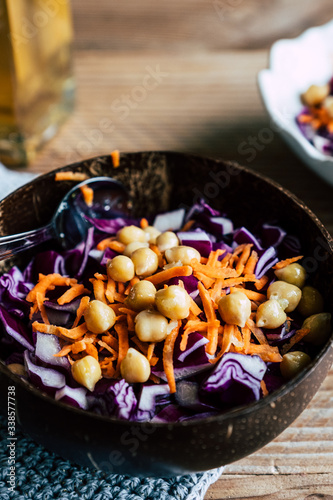 Bol de crudités, plat de légumes chou rouge carottes pois chiche et dés de fromage photo