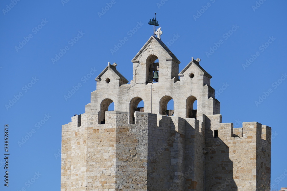 Rückansicht Glockenfassade der Kirche Notre-Dame-de-la-Mer in Saintes-Maries-de-la-Mer / Frankreich
