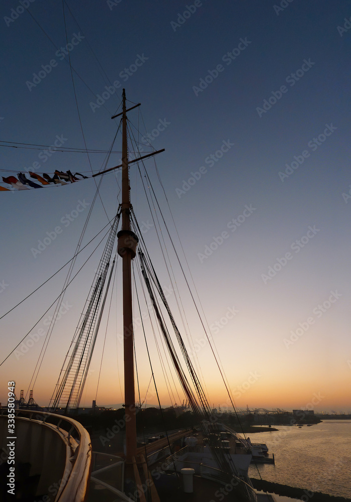 Obraz premium Sunset view of the famous Queen Mary's pole