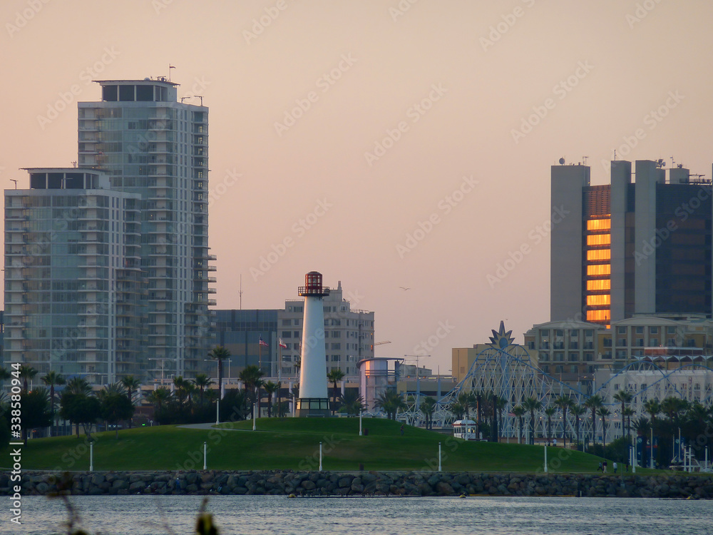 Obraz premium Sunset view of the ShoreLine Aquatic Park