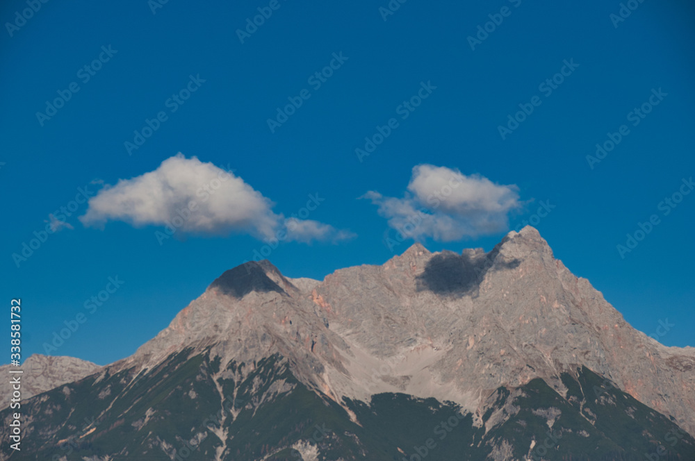 zwilling wolken über dem steinernen meer mit mitterhorn und persailhorn bei saalfelden gesehen von zell am see pinzgau salzburg, twin clouds over stony sea pinzgau  austria