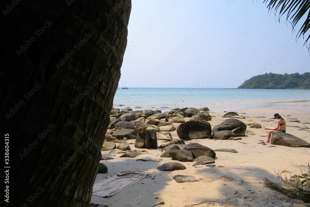 Obraz premium Mujer leyendo en la playa de Koh kood, golfo de tailandia.