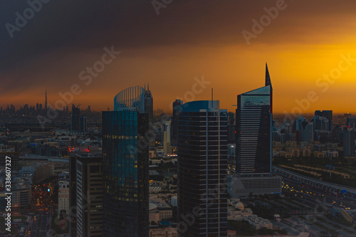 Madrugada sobre paisaje urbano de Dubai  Emiratos Arabes Unidos. Cielo con tonalidades c  lidas  rascacielos  edificios modernos.