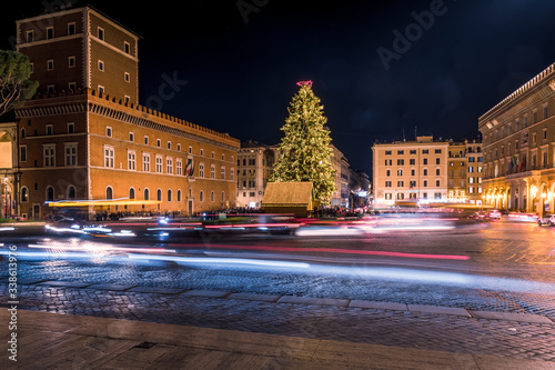 Obraz na płótnie Rome street at night before COVID-19 pandemic w salonie