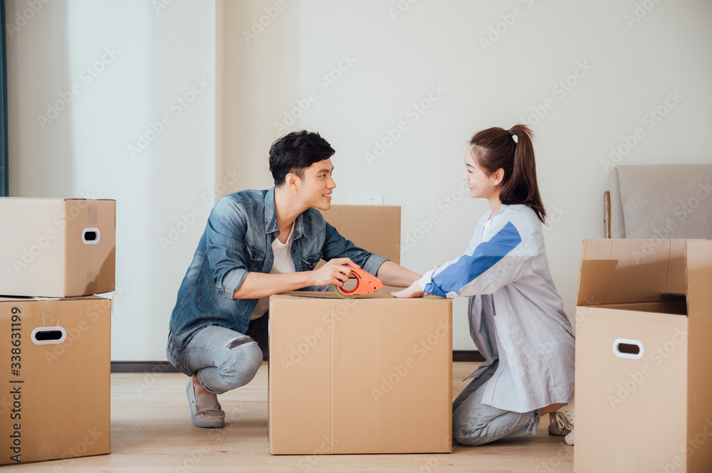 Asian young couples move to new house Asian young couples move to new house