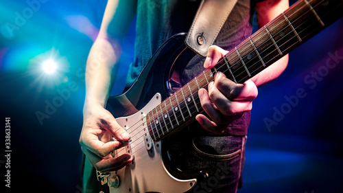 ステージ上のロックギタリストのイメージ画像