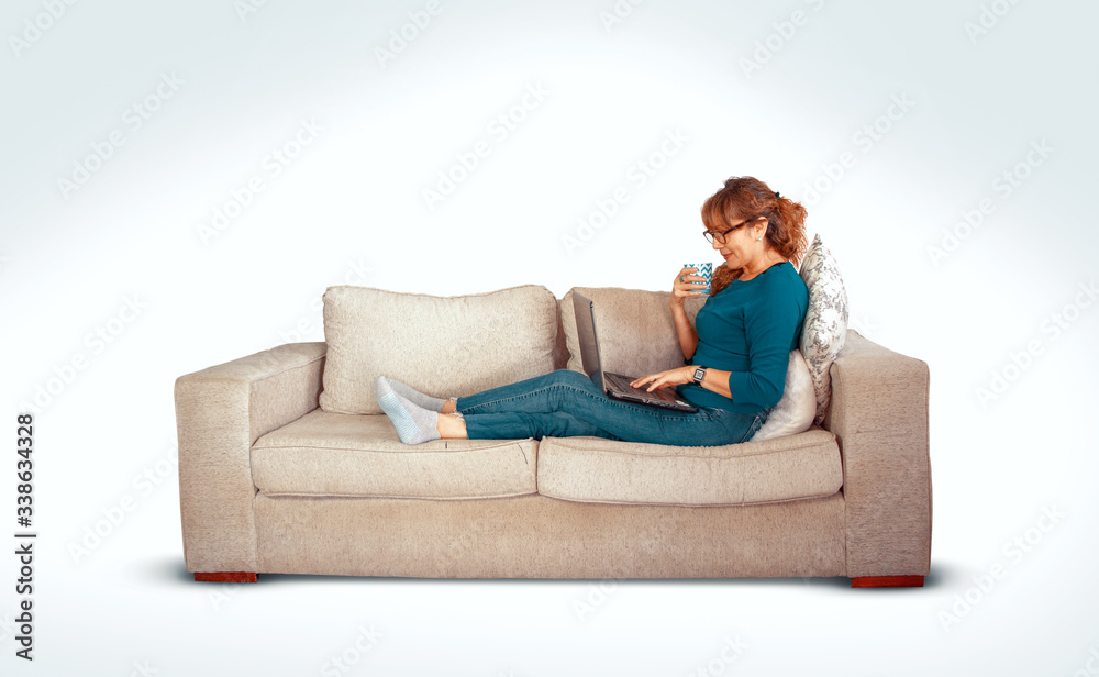 Mujer sentada en un sillón realizando tele trabajo. fondo blanco