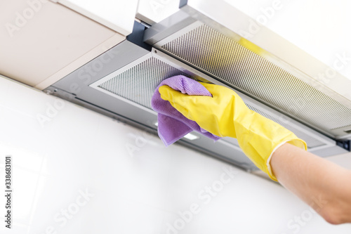 Hand in glove clean aluminium filters extractor