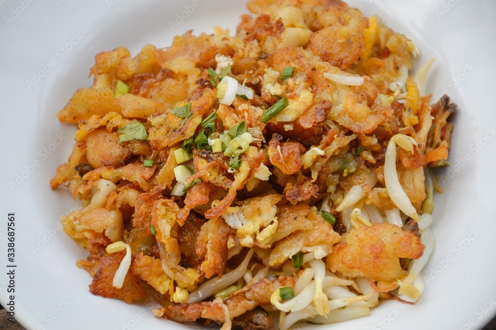 Crisp fried mussel pancakes. (Hoi Tod) Crisp fried mussel pancakes. (Hoi Tod)