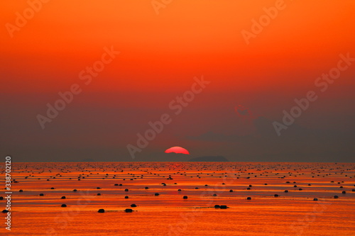 海苔漁の海に沈む真っ赤な夕日
