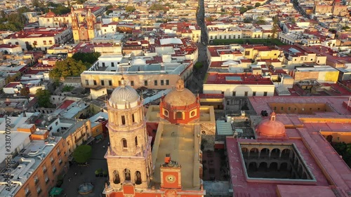 Toma aerea de templo en el centro historico de queretaro.