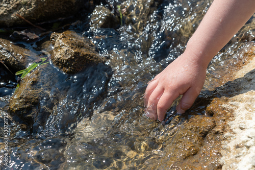Hand in sauberem Wasser aus der Natur waschen